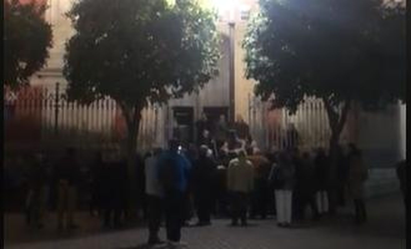 Una quincena de personas entona el 'Cara al sol' a las puertas de El Salvador