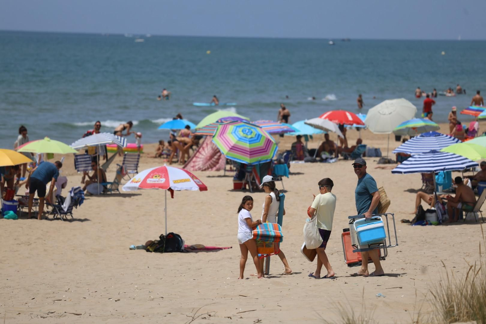 Imágenes del ambiente en las playas de Huelva