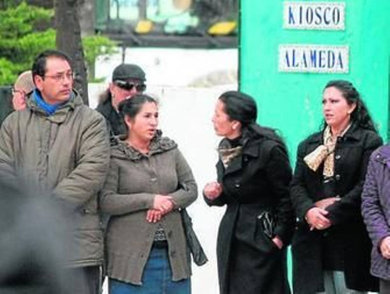 1. Decenas de periodistas cubrieron ayer la noticia, pese a la lluvia, desde el exterior de la Audiencia Provincial.  2. Algunos curiosos, ayer en el entorno del Palacio de Justicia de Huelva. 3. Familiares de Mari Luz, expectantes en la Alameda Sundheim, en la tarde de ayer.  4. Diego Cortés, el tío de la menor de El Torrejón, acompañado por su esposa, en la jornada de ayer. 5. Agentes de la Unidad de Caballería de la Policía Nacional, en Huelva.