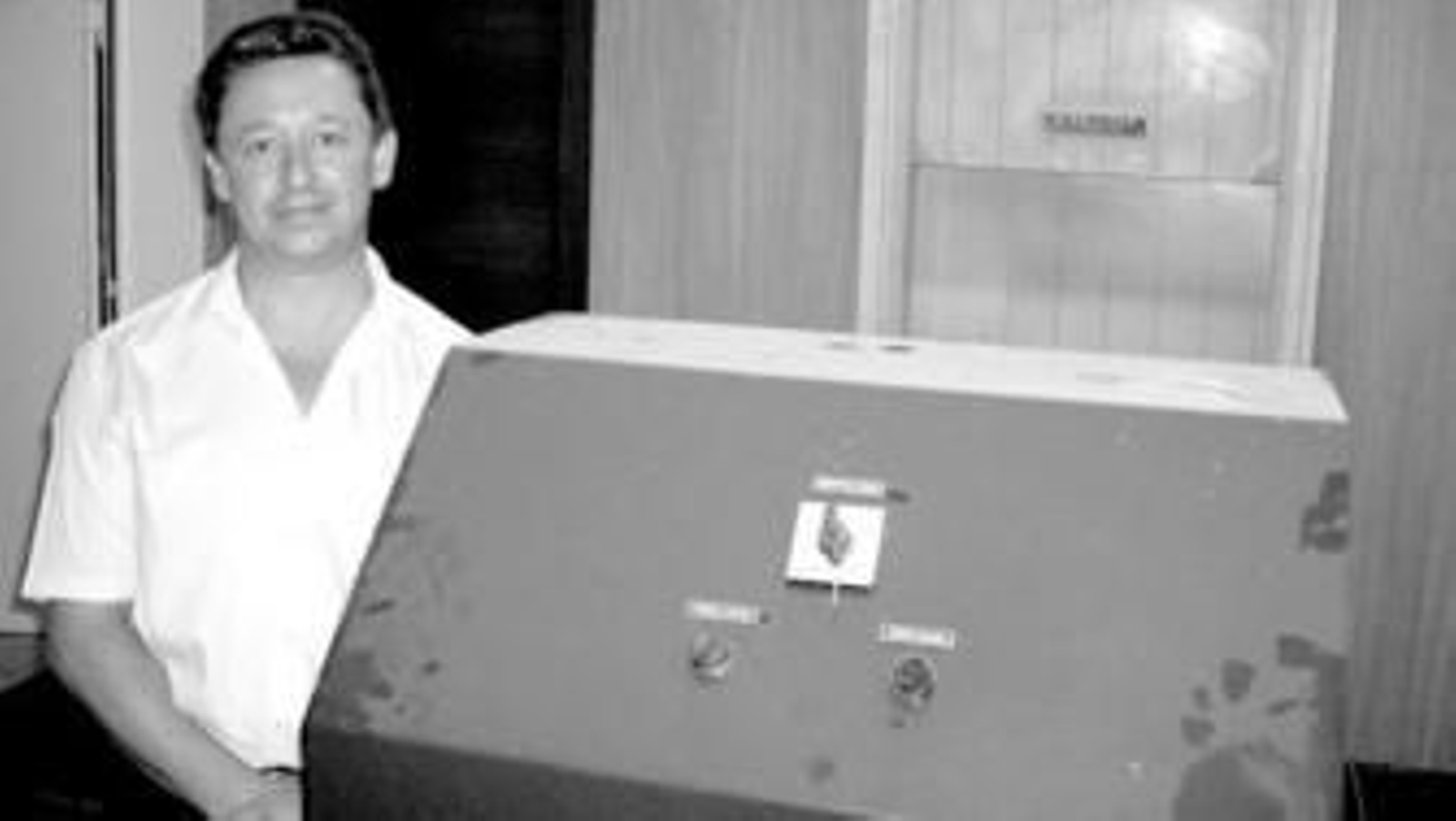 El gerente del Tanatorio Mediterráneo, Juan Carlos Ortiz, junto a la sala del crematorio, aún en obras.