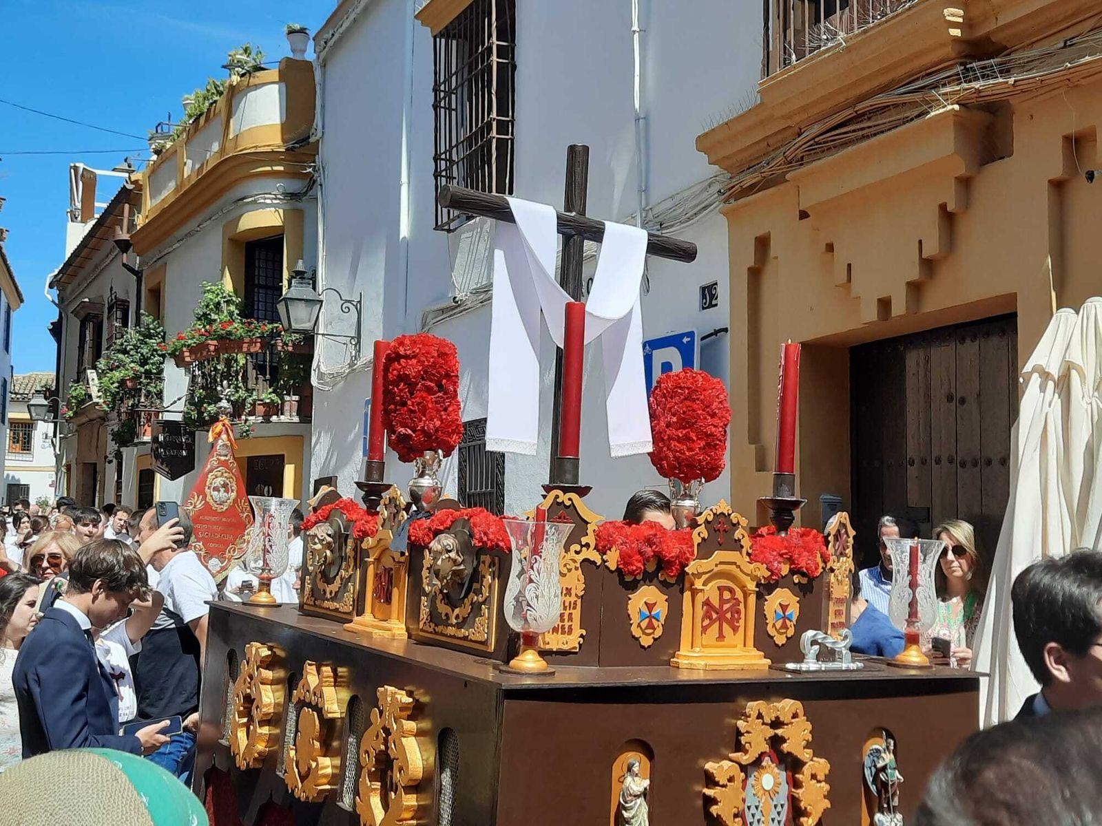 Alcorce pasea por la Judería de Córdoba la tradicional Cruz de Mayo, en imágenes