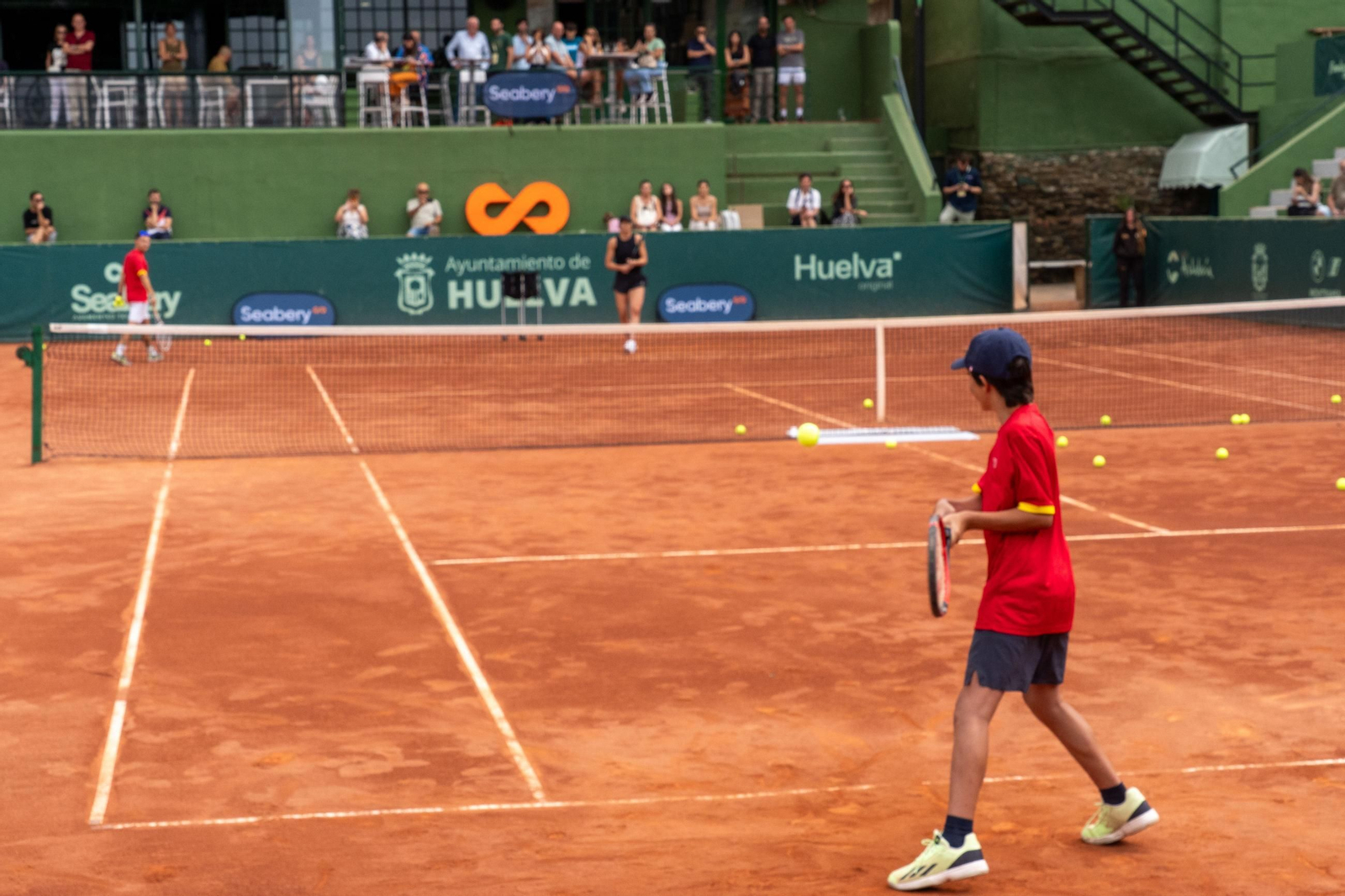 Imágenes del Clinic con Paula Badosa, Jessica Bouzas y los alumnos de la escuela del Real Club Recreativo de Tenis de Huelva  