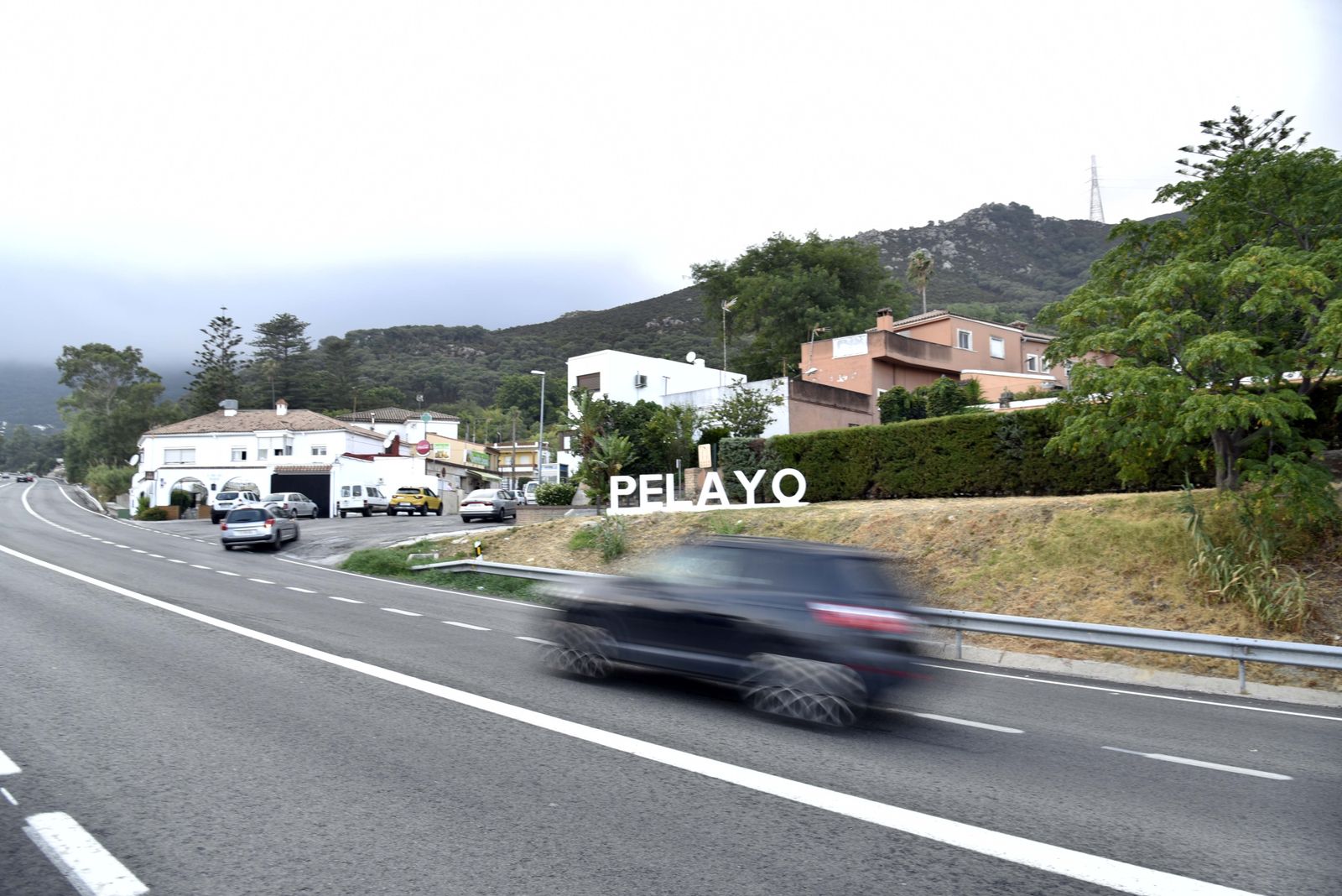Un vehículo pasa por la carretera junto a Pelayo.