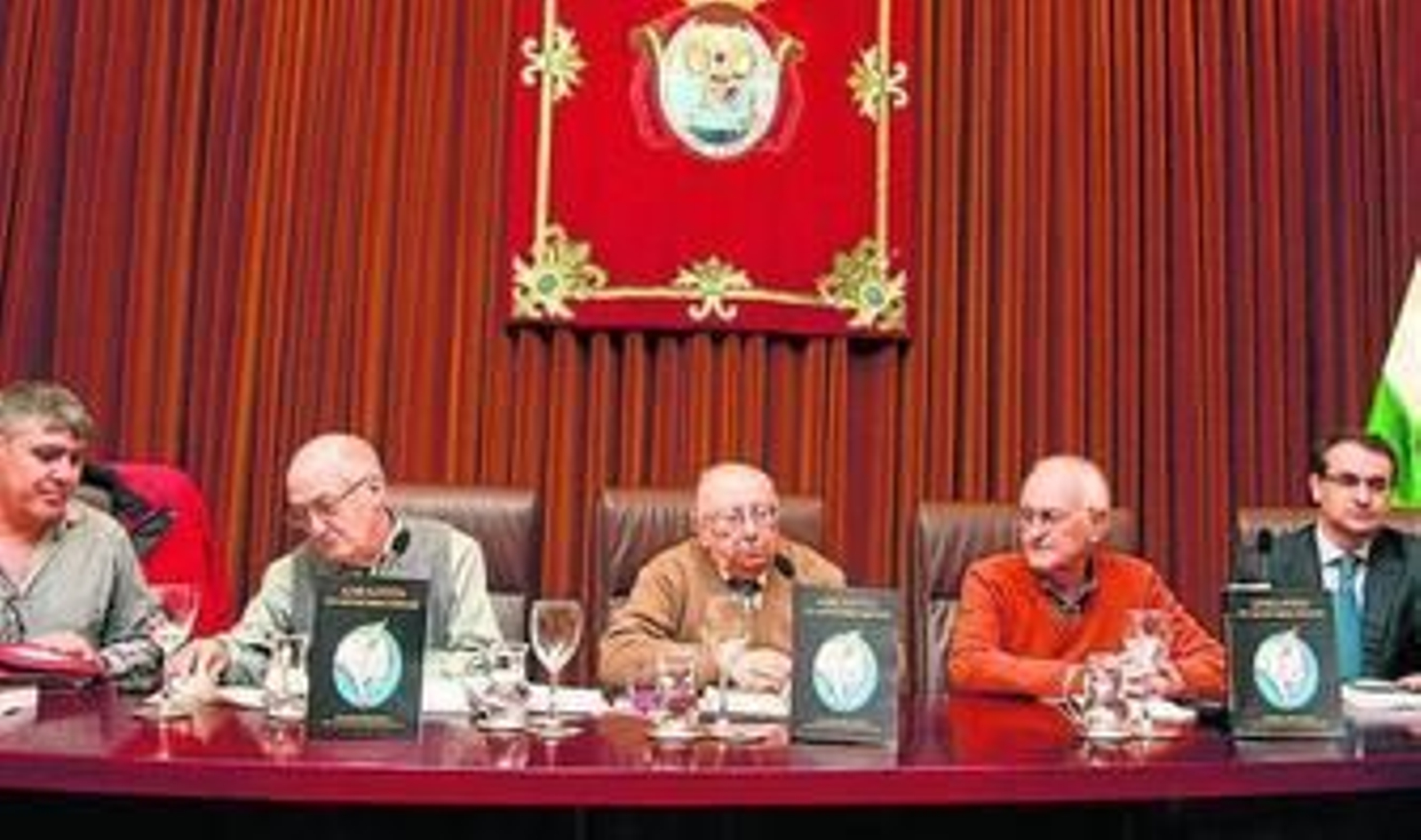 Francisco Báez, en el centro, en la presentación de su libro, ayer.