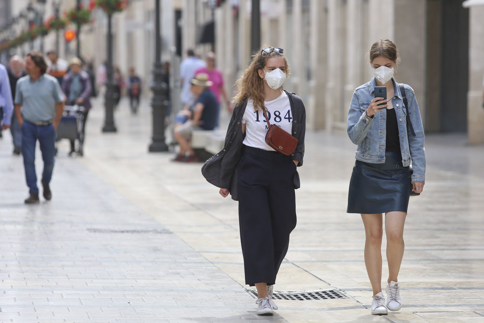 Dos jóvenes con mascarilla en el centro de Málaga.