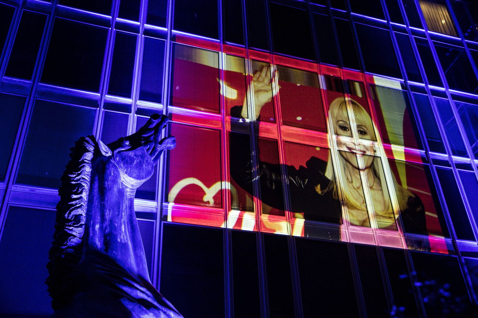 Una pantalla en la fachada del ayuntamiento italiana emite estos días imágenes de Carrá sin parar.