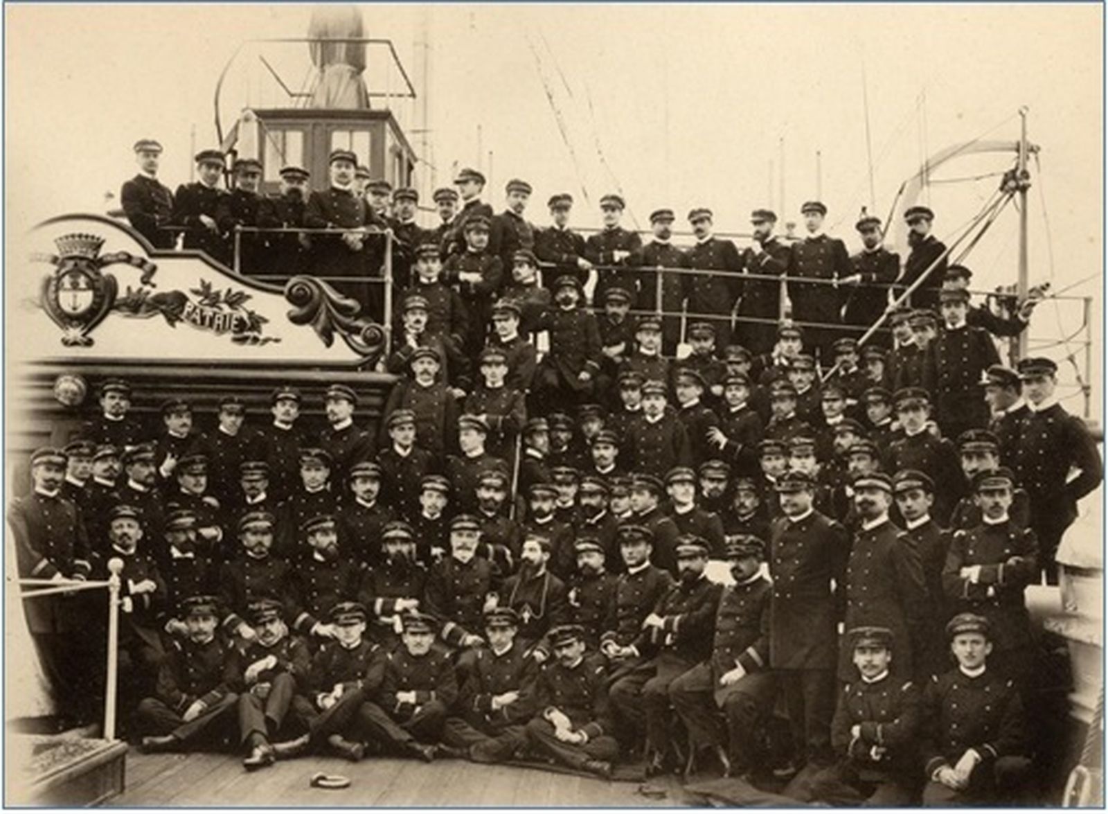 Foto institucional de oficiales y guardiamarinas de la campaña 1905-06 en el Duguay-Trouin.