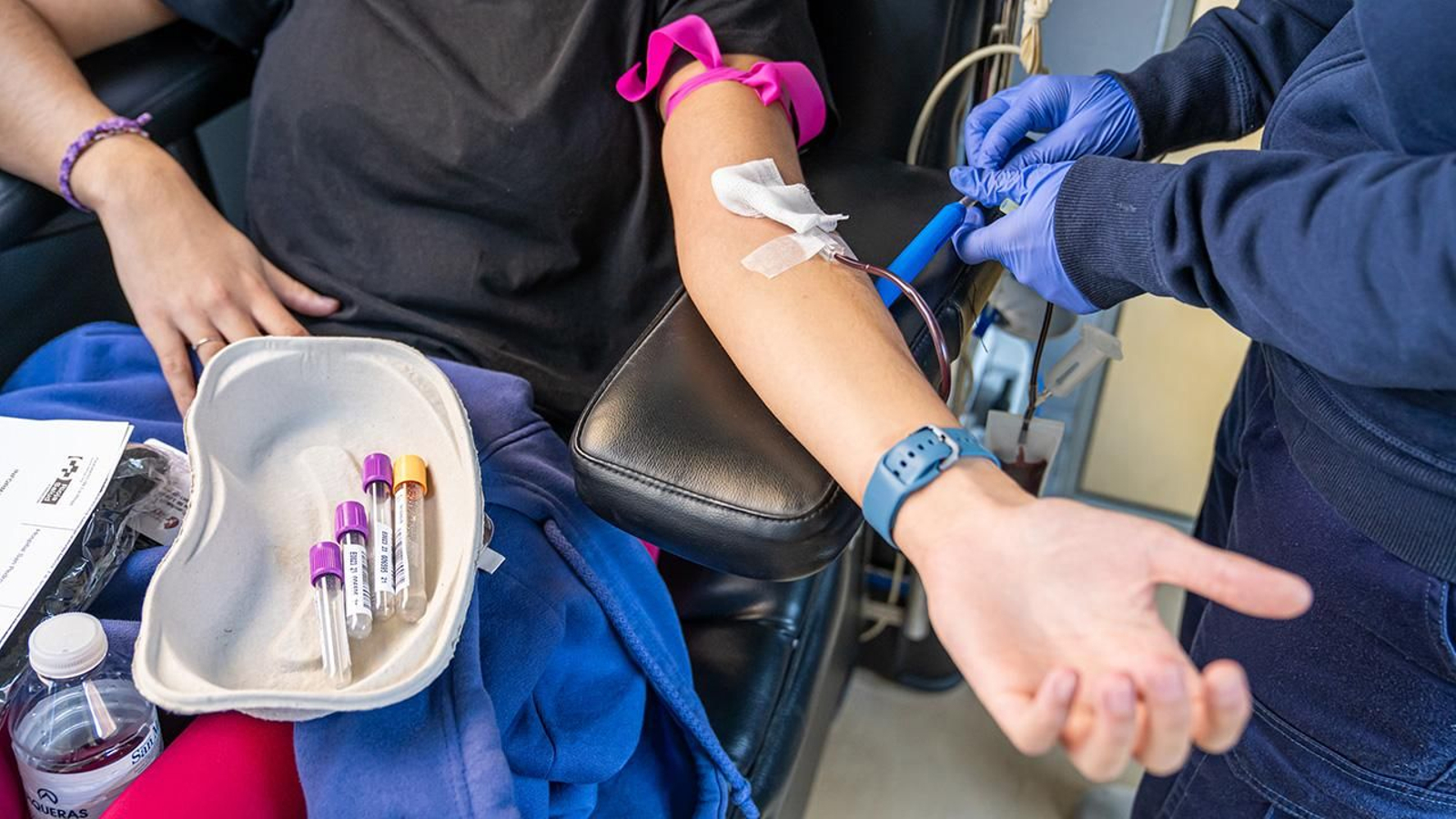 Una persona dona sangre.