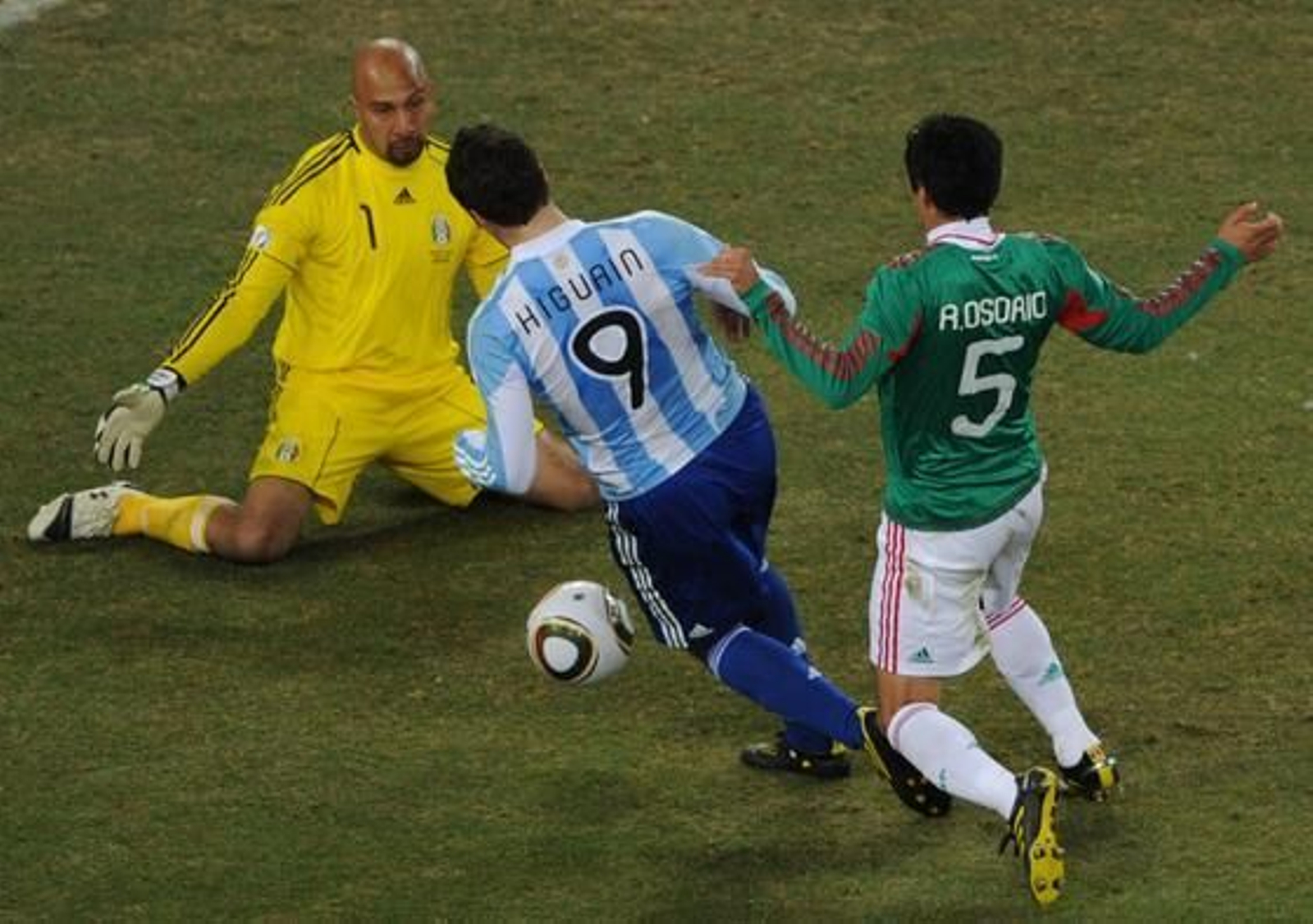 Argentina se medirá en cuartos de final a Alemania tras derrotar a México en octavos. / Reuters