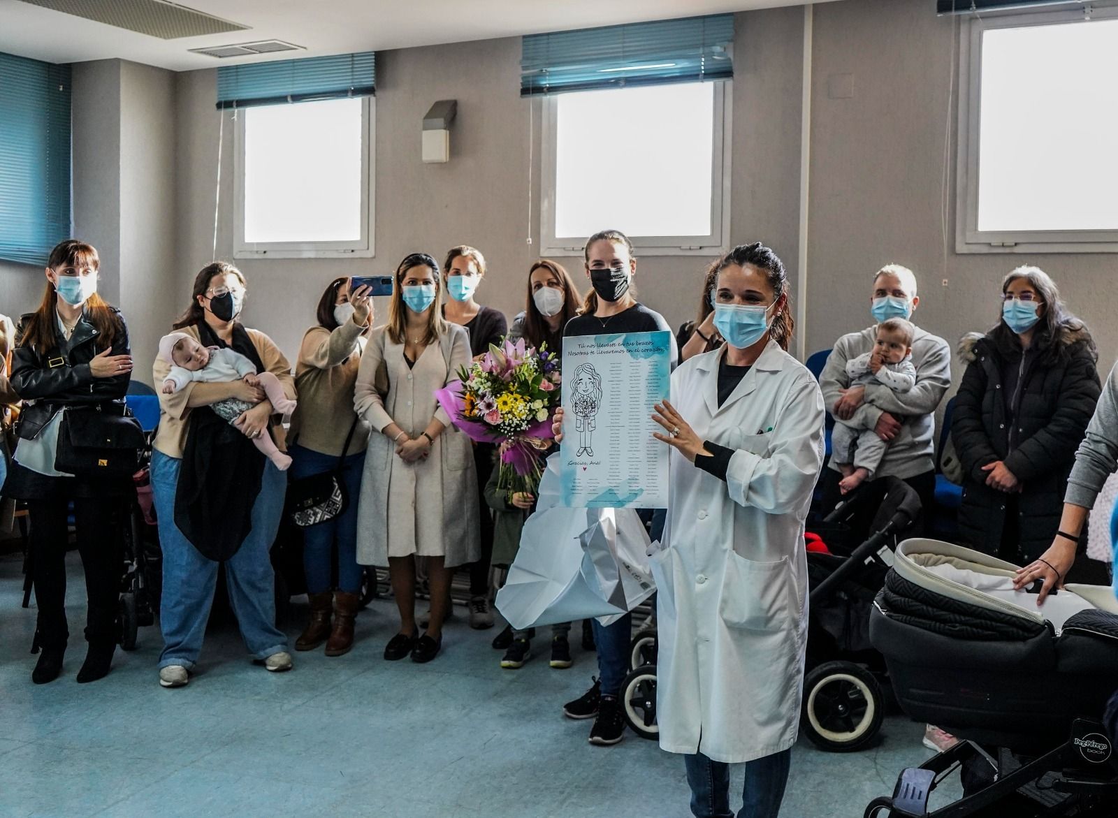 El centro de salud de La Chana reúne a mujeres para agradecer el trabajo infinito de una enfermera