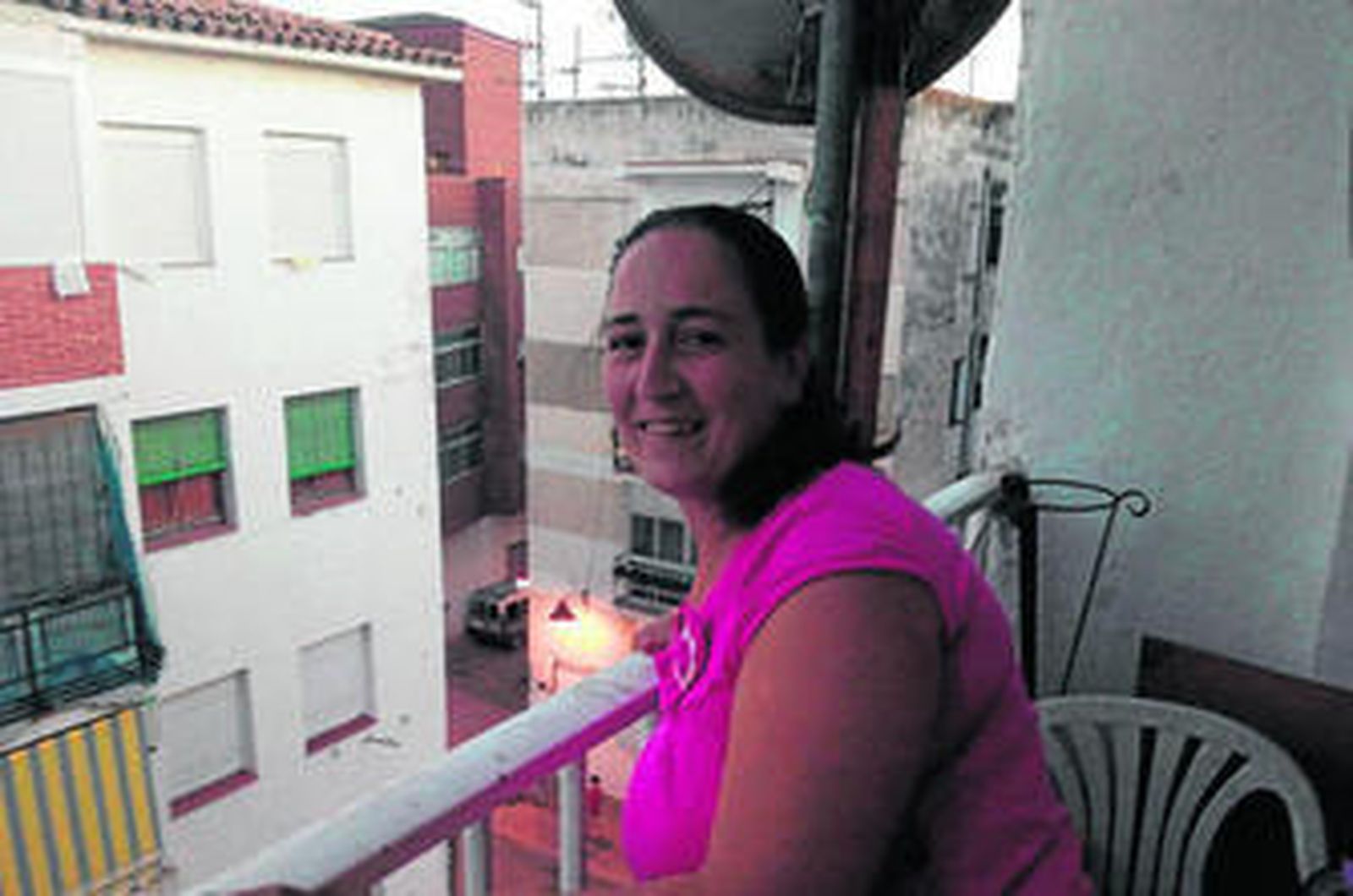 Vanesa Ruiz, feliz, en el interior de su vivienda en la capital costera.