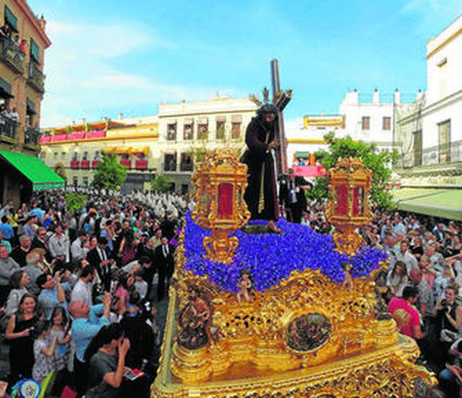 El nazareno de la O por las calles del barrio de Triana.