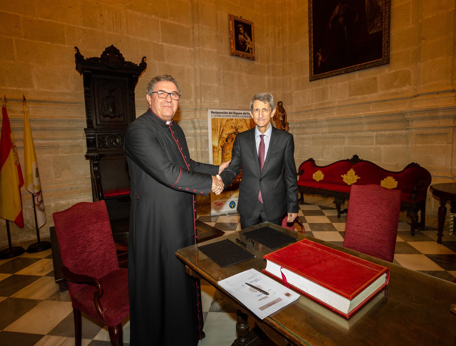 El deán-presidente del Cabildo, Juan José Martín, y el presidente de la Fundación Bancaria Unicaja, José M. Domínguez.