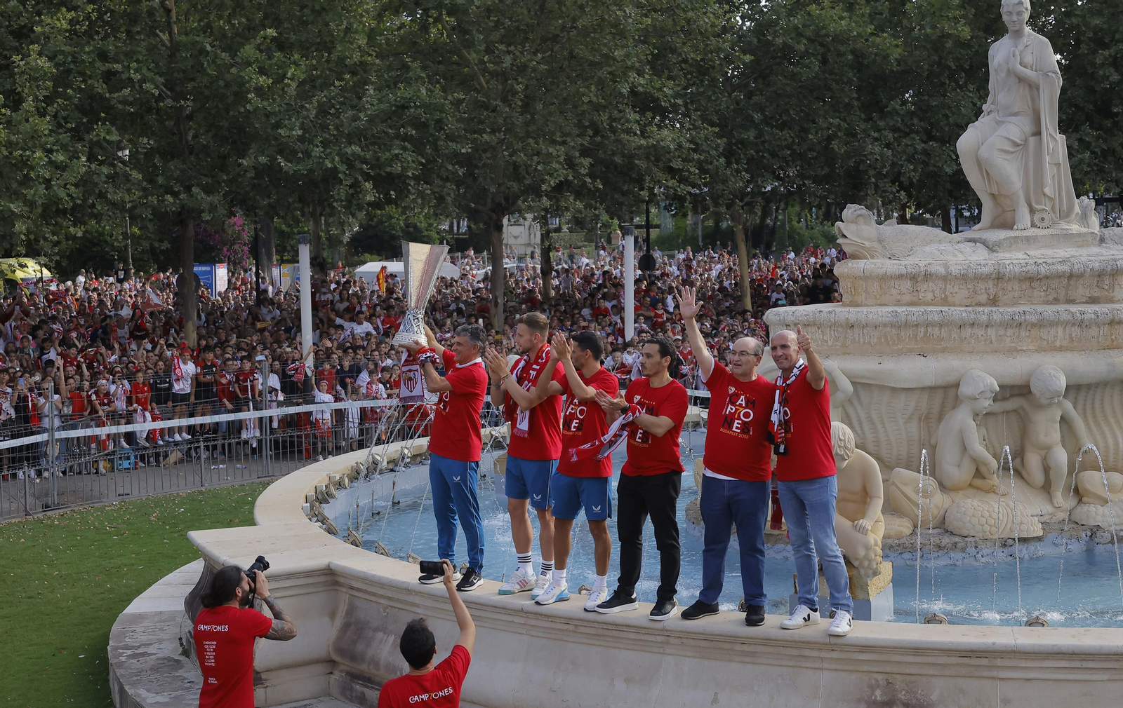 Las imágenes del Sevilla fc por las calles de Sevilla como campeón de la Europa League