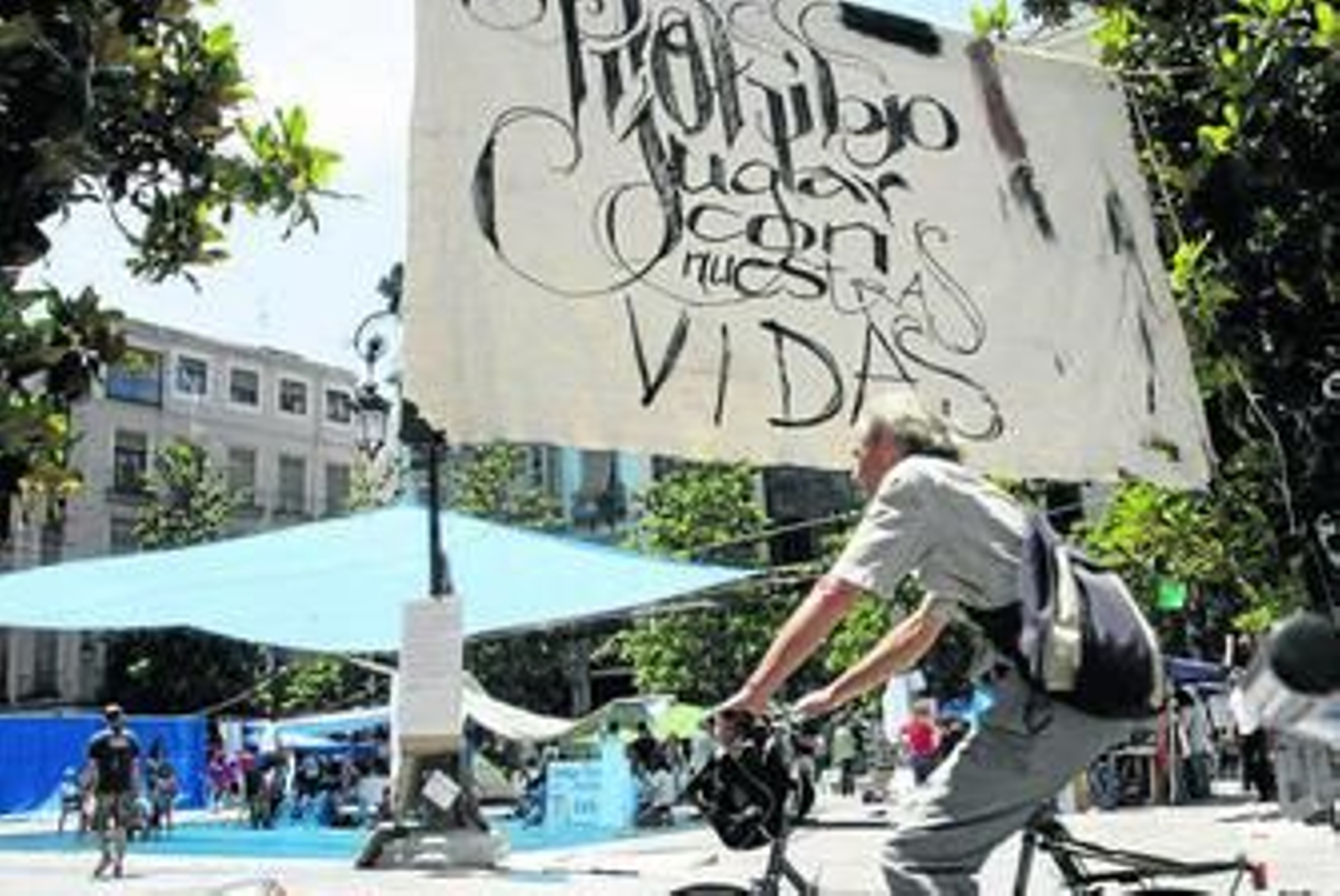 El aspecto que presentaba ayer la acampada a media mañana.