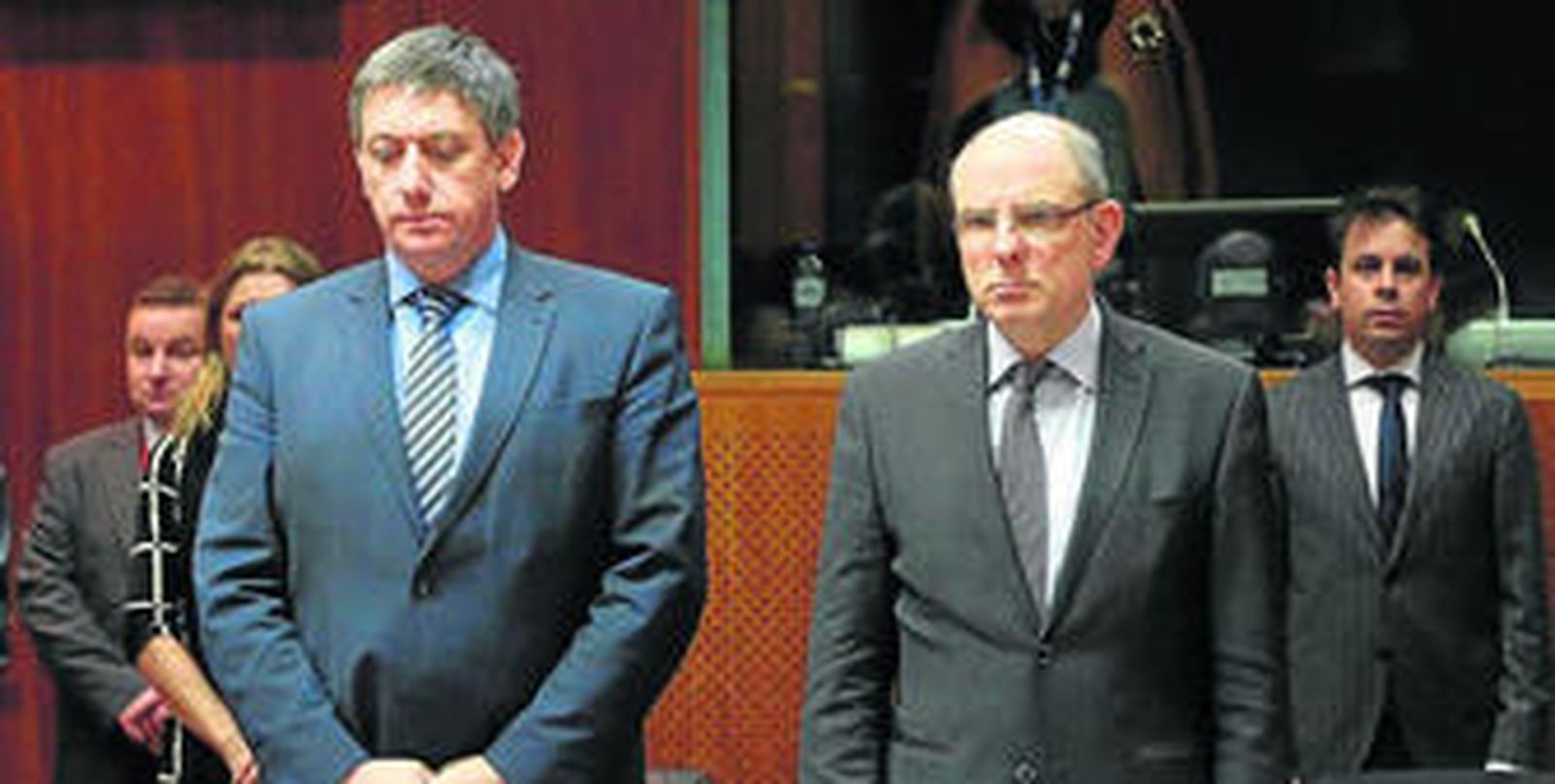 Los ministros belgas de Interior, Jan Jambon, y Justicia, Koen Geens (d), guardan ayer un minuto de silencio.