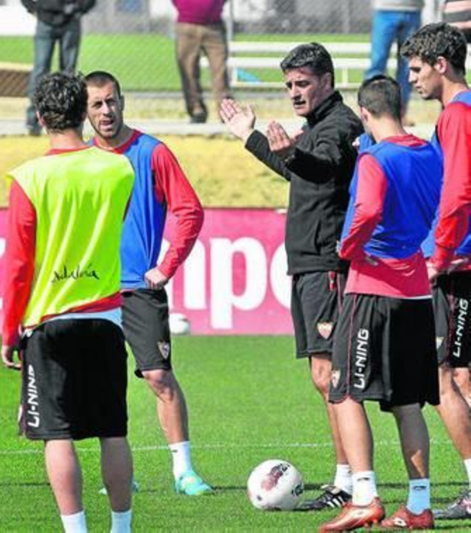 Campaña escucha las instrucciones de Míchel junto a la defensa, con la que trabajó ayer aparte.