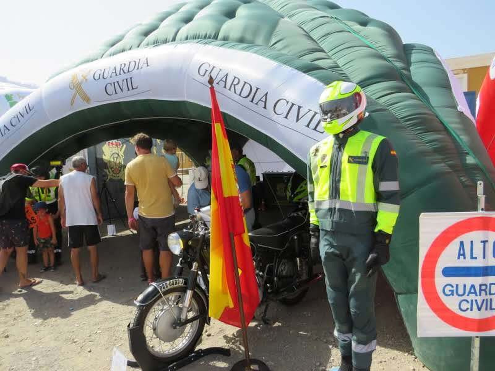 Garantes de la seguridad de los ciclistas de la Vuelta a España