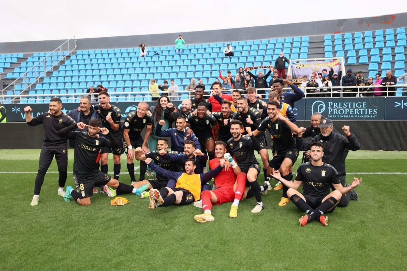 La plantilla del Ceuta celebra su victoria en Ibiza