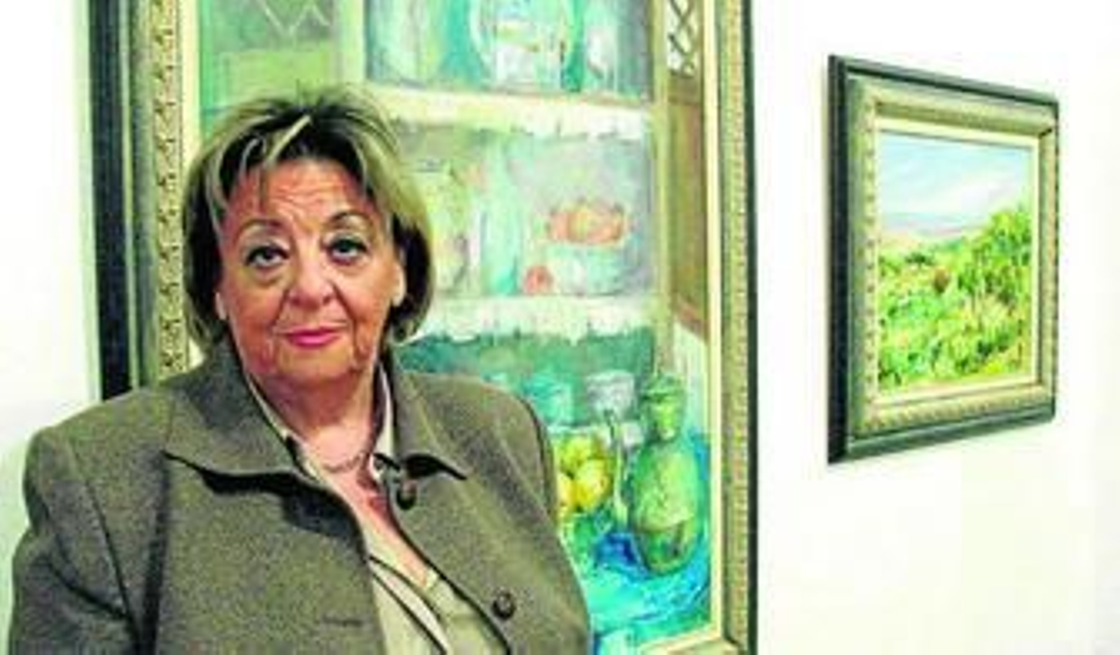 La pintora onubense Pilar barroso, ante alguna de sus obras.