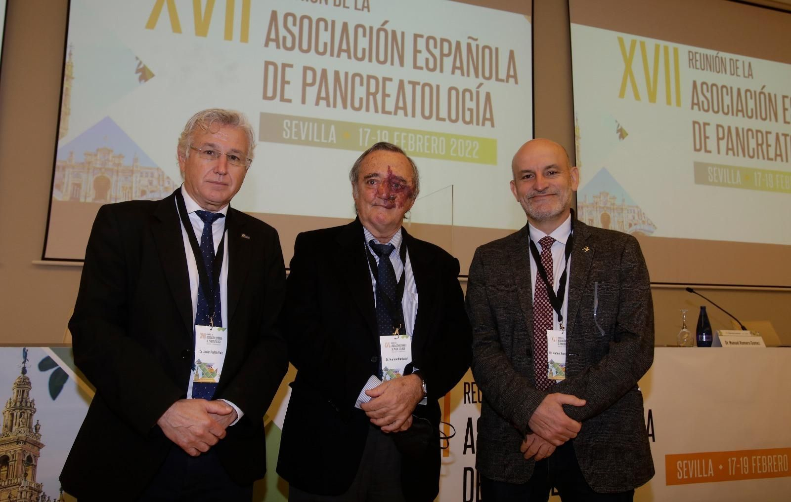 Los doctores Javier Padillo, Mariano Barbacid y Manuel Romero, en Sevilla. Los doctores Javier Padillo, Mariano Barbacid y Manuel Romero, en Sevilla.