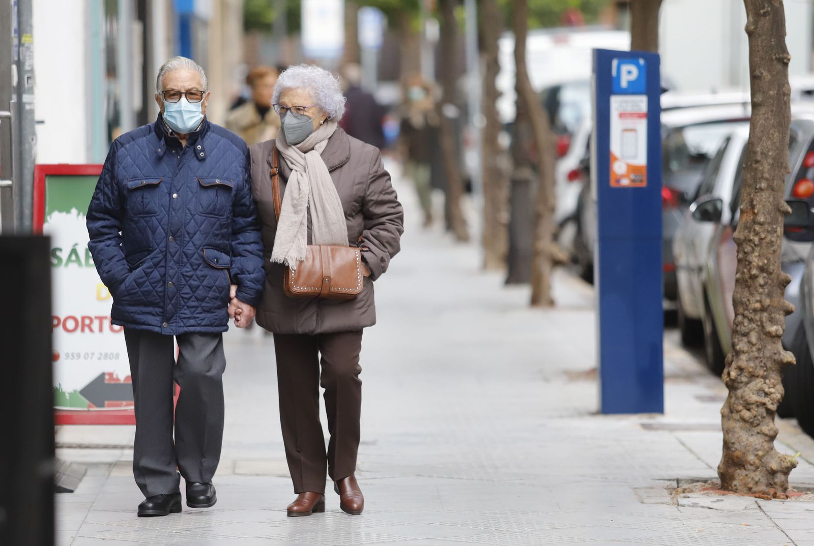 Dos onubenses pasean con sus mascarillas por un calle del centro de Huelva capital en el día de ayer.