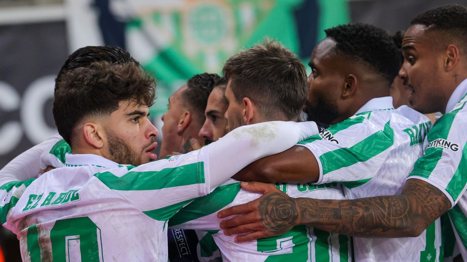 Lo Celso celebra con sus compañeros el gol de Antony.