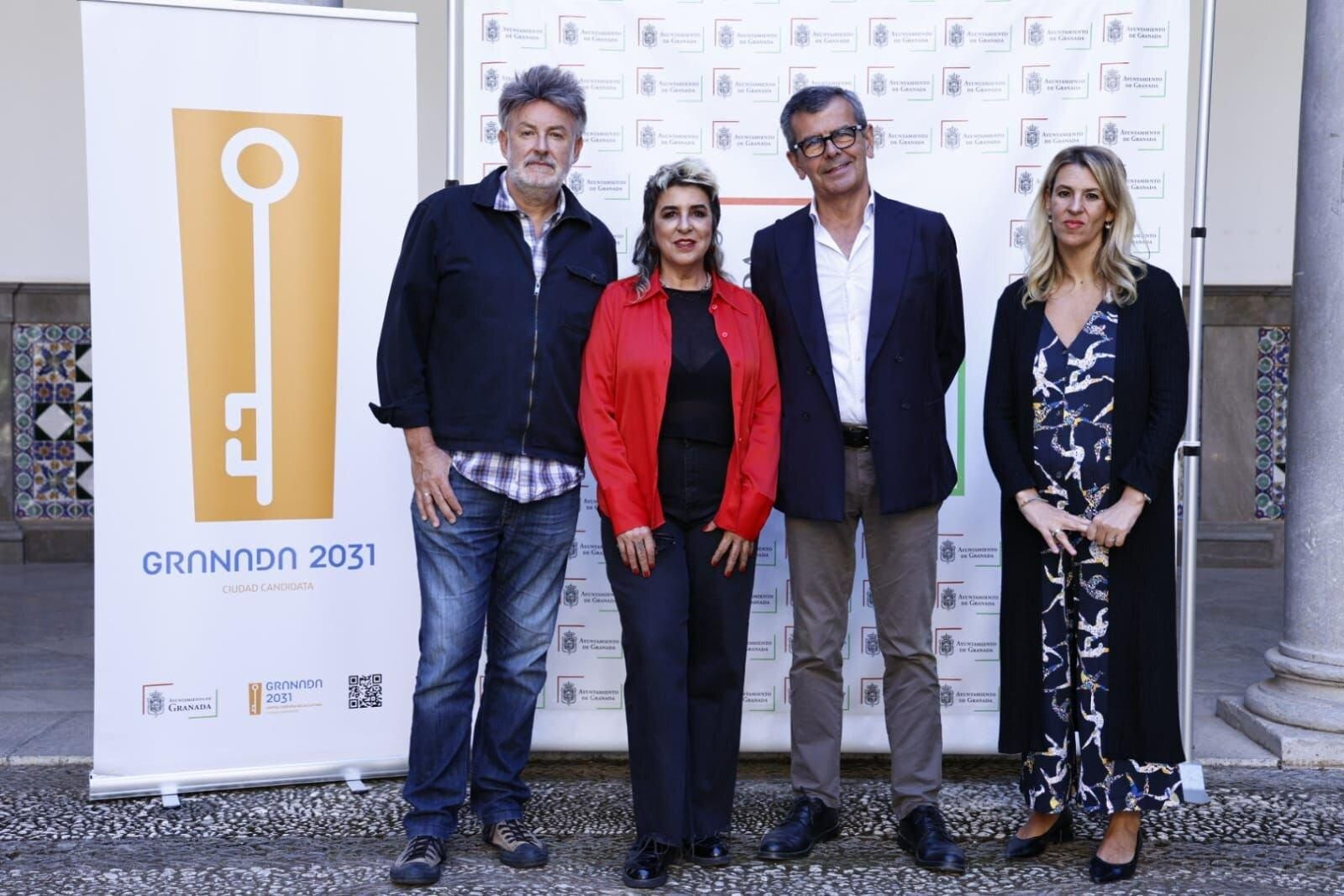 Foto de familia de la presentación de Los Especiales Falla este jueves en el Ayuntamiento de Granada.