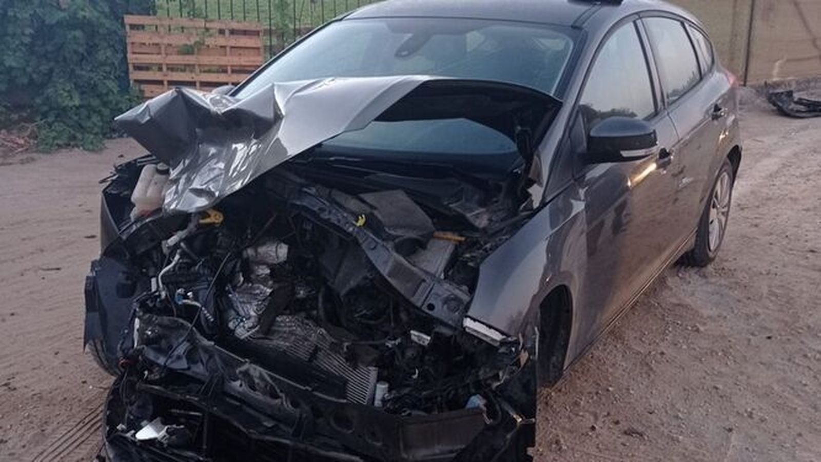 Estado en el que quedó el coche de los agentes.