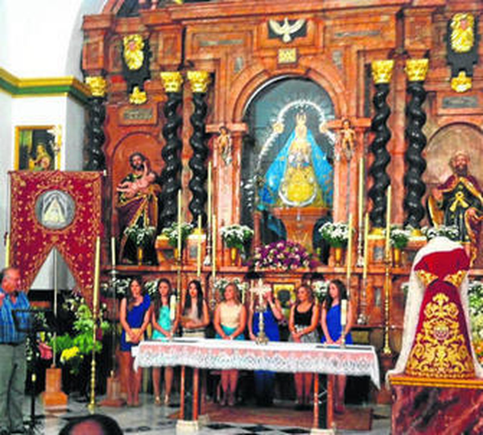 Las jóvenes de la Corte de Honor, ante la patrona.