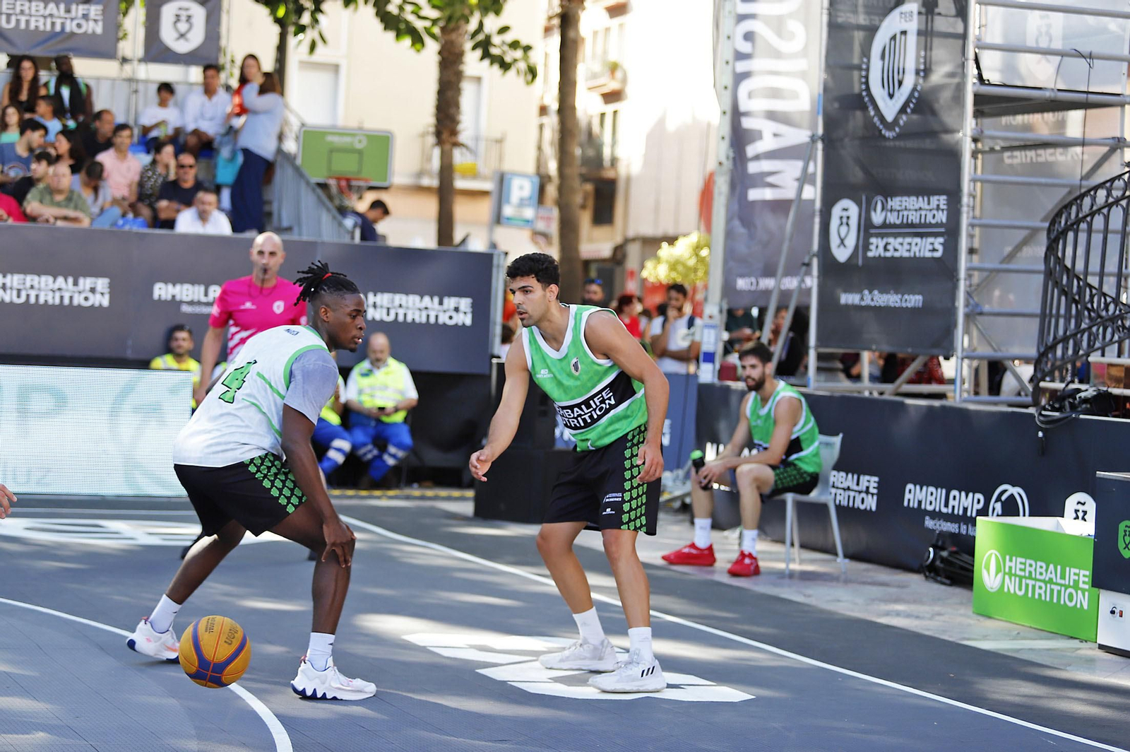 Imágenes del circuito Herbalife 3x3 de baloncesto en la Plaza de Las Monjas de Huelva