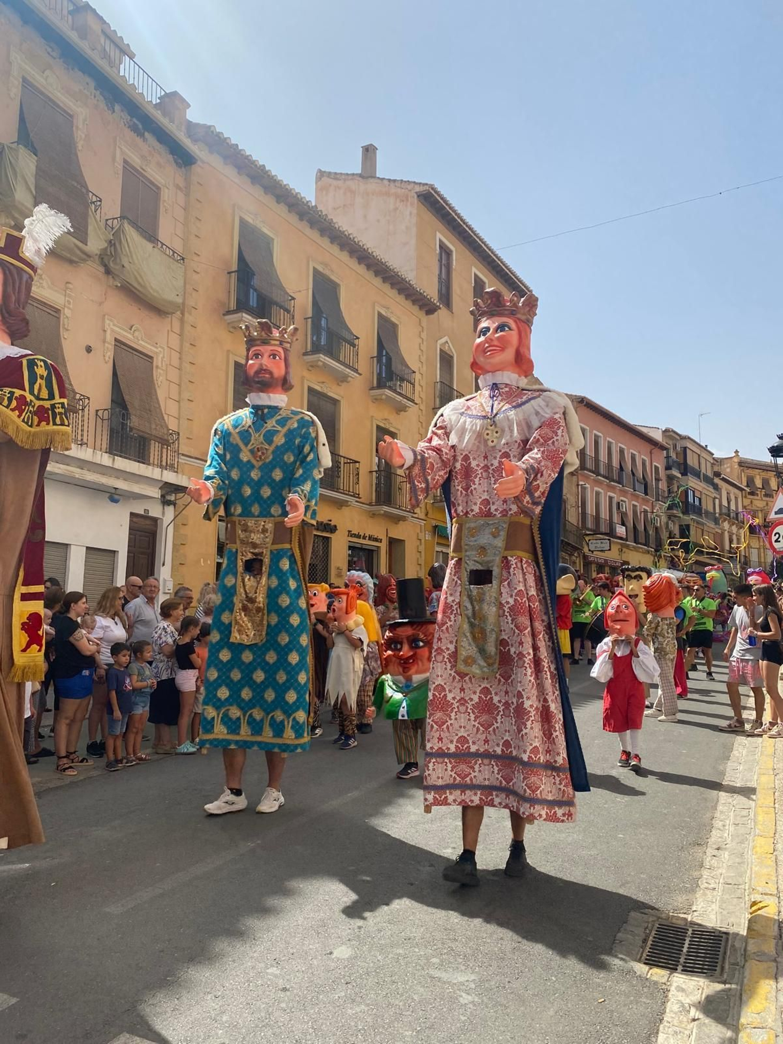 Así ha sido la Pública de Fiestas de este pueblo de Granada: Gigantes y Cabezudos recorren sus calles