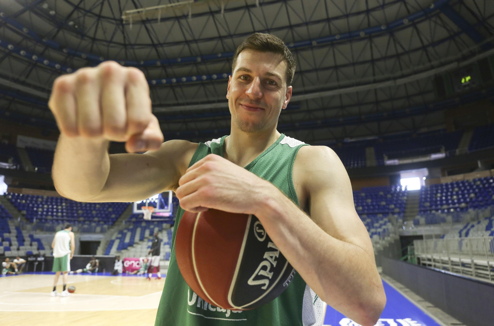 Dragan Milosavljevic posa para 'Málaga Hoy' en la pista principal del Carpena.