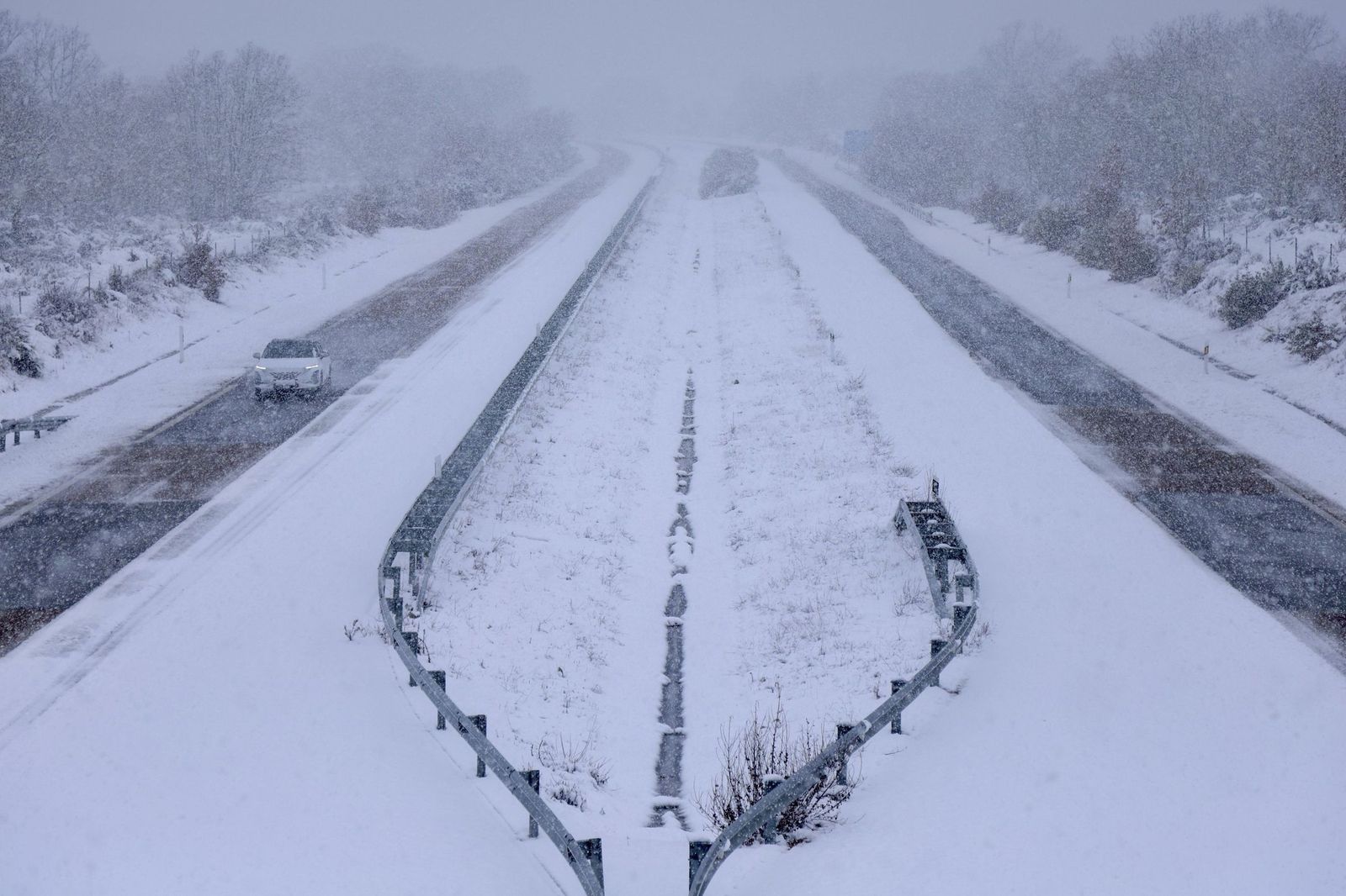 La nieve tiñe de blanco en norte de España