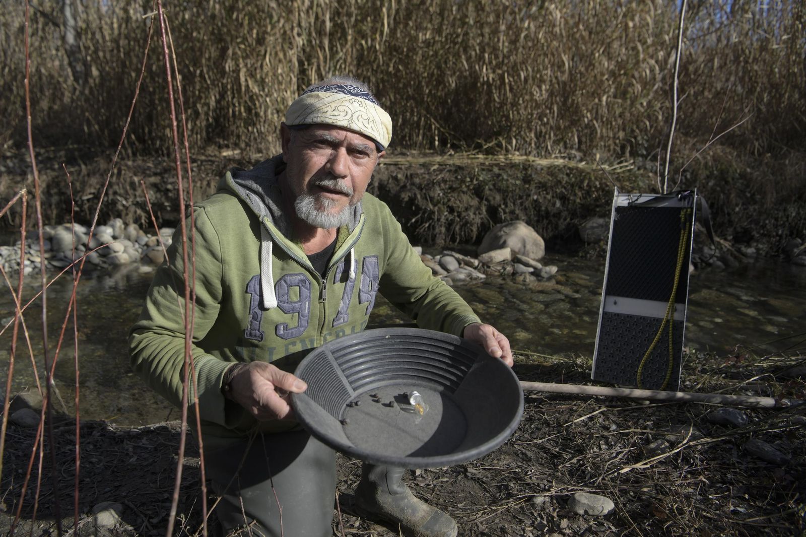 Así es el trabajo de Fernando Díaz, el buscador del 'oro olvidado' del río Genil