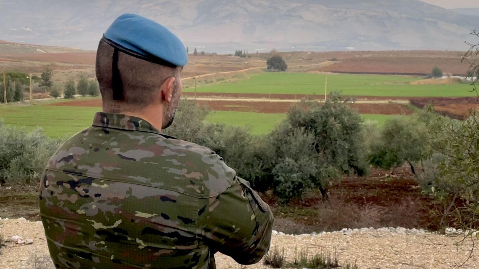 Legionario observa los Altos del Golán, territorio controlado por Israel.