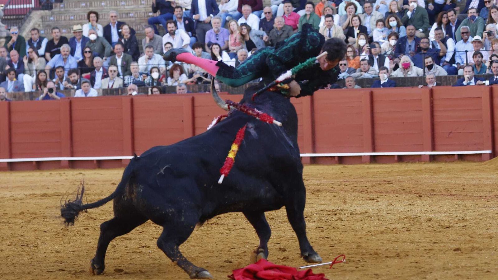 Luque, volteado por el tercer toro.