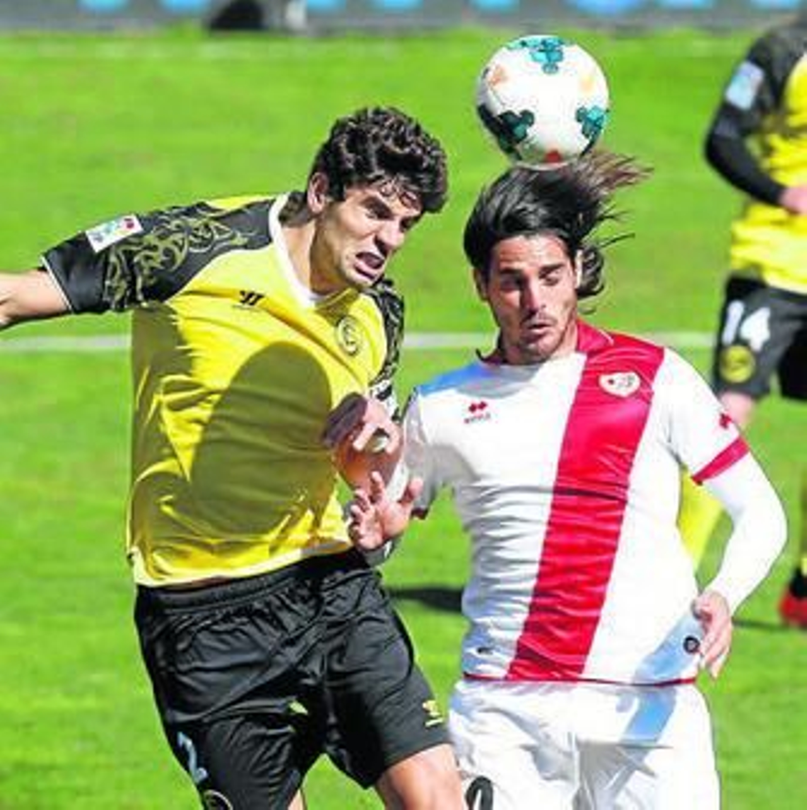 Iborra salta con Rubén en una jugada resuelta con una rigurosa falta del sevillista.