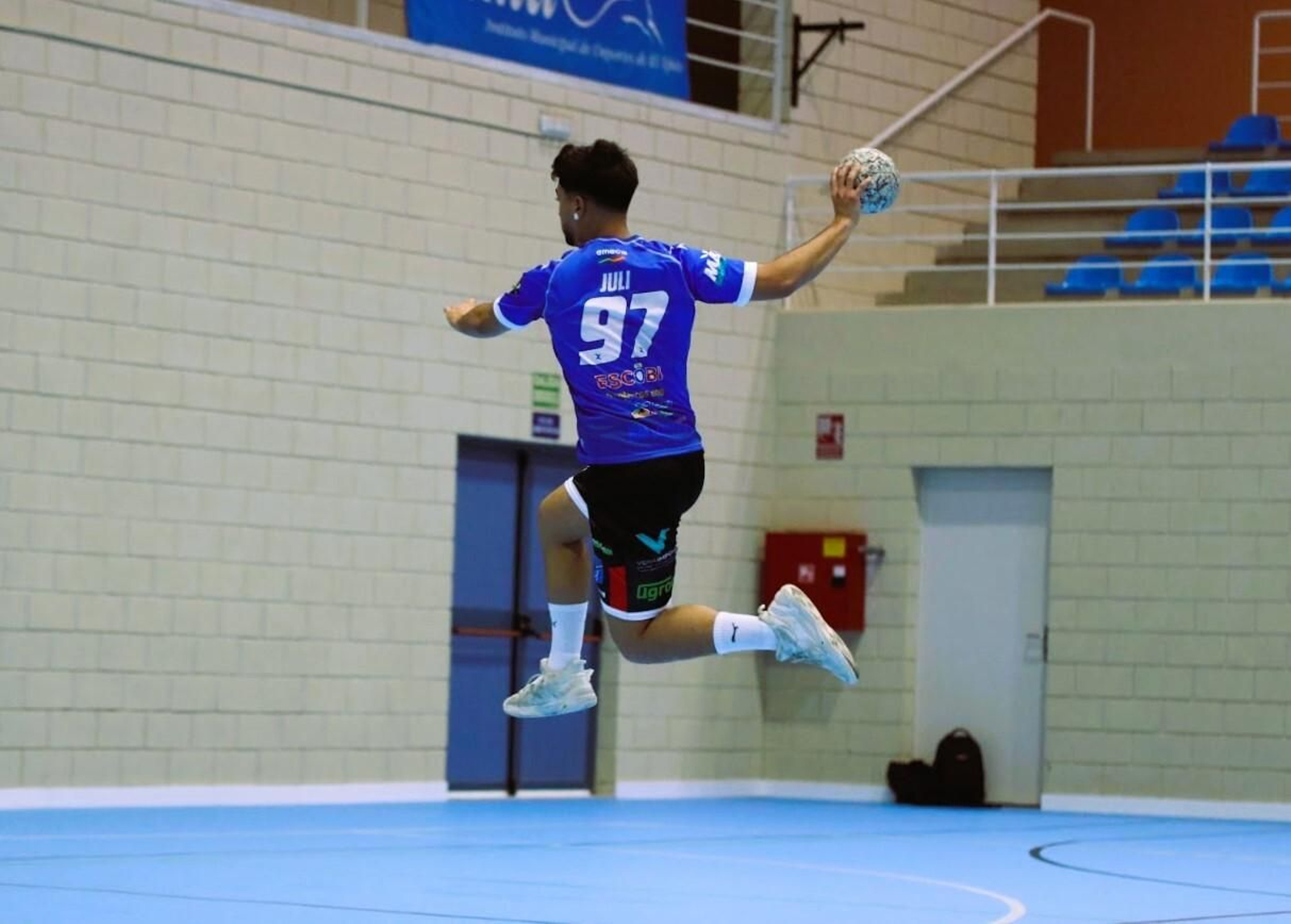 El jugador canterano-sureño Juli en plena ejecución de un disparo.