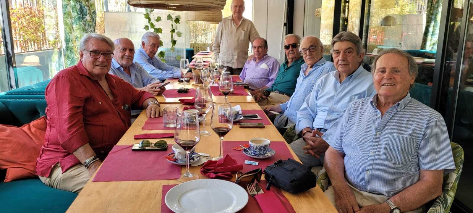 Reunión de antiguos alumnos de los Marianistas en el Hontoria Garden.