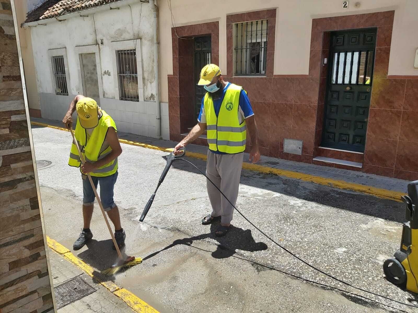 Fotos de las labores de higiene y desinfección de la mezquita Houda de Algeciras