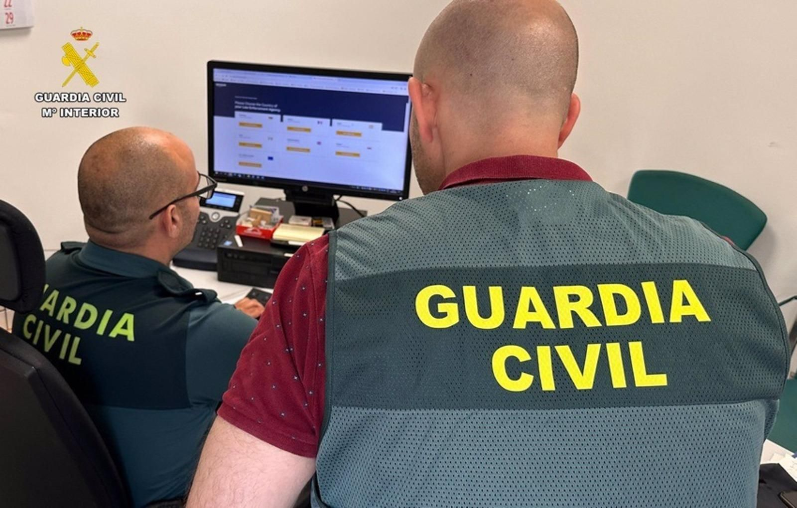 La Guardia Civil durante las investigaciones.