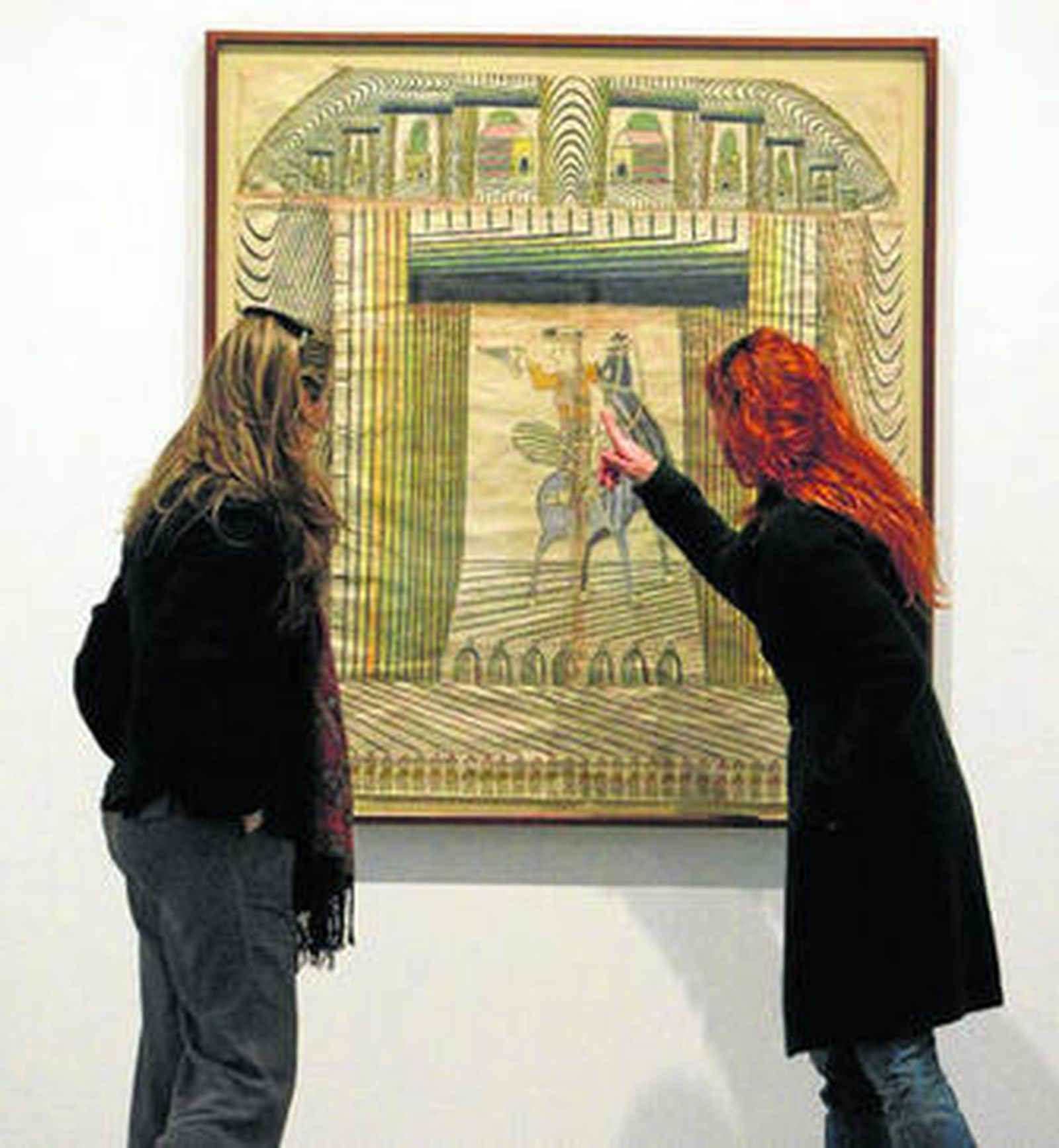 Dos mujeres observan la obra 'Caballo y jinete', de Martín Ramírez.
