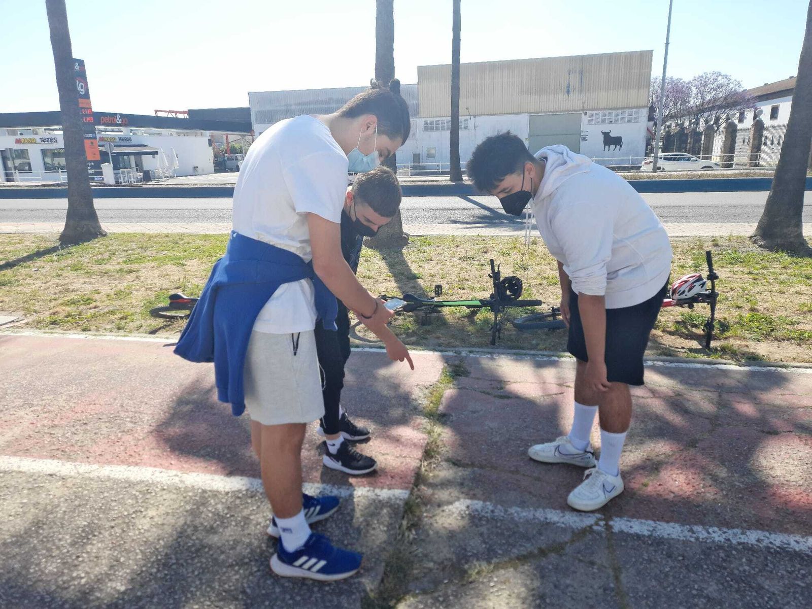 Estudiantes del IES José Luis Tejada, examinando los desperfectos del carril bici de la Zona Norte.