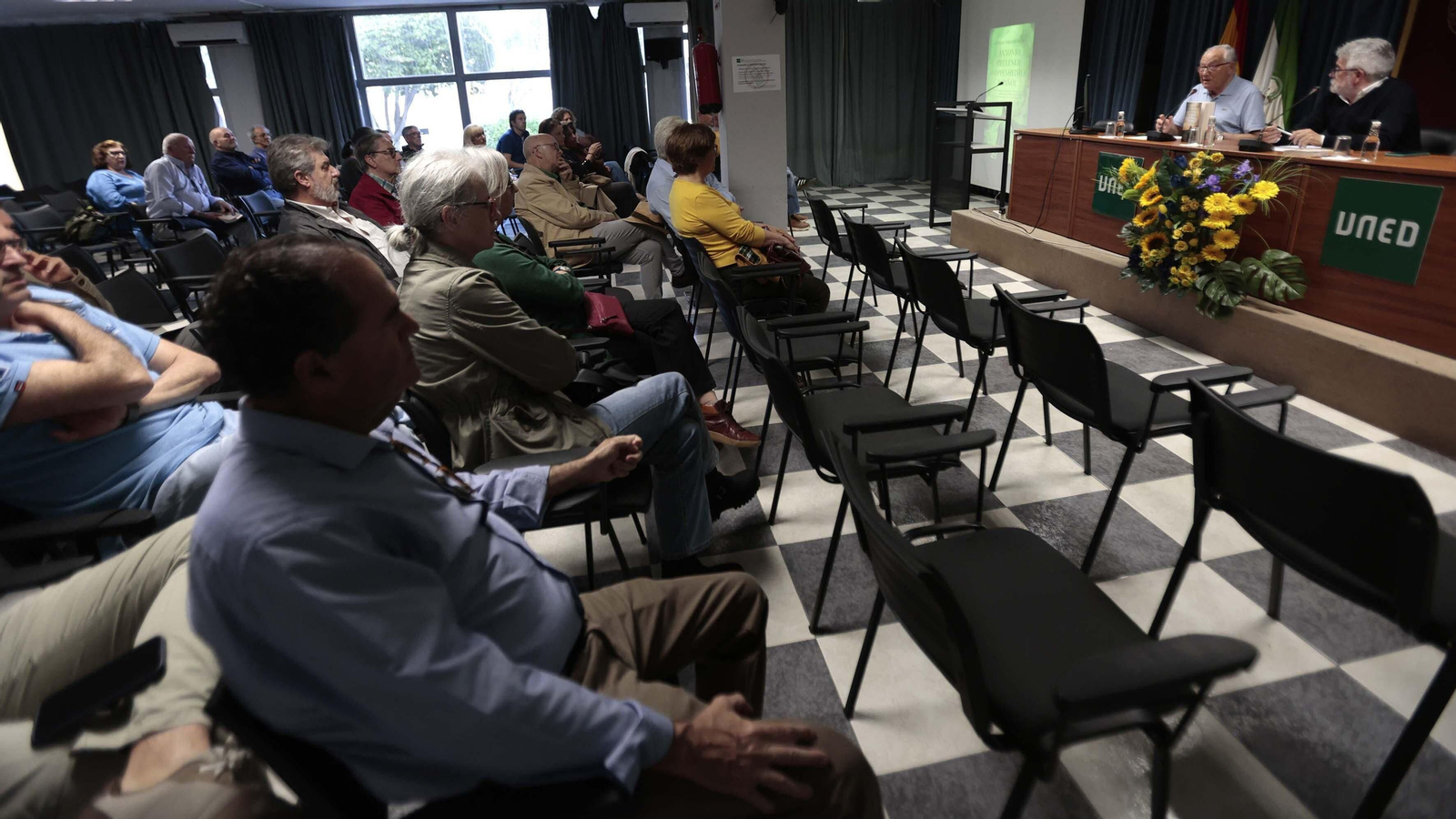 "Fotos de la presentación del libro 'Antonio Meulener: el Oppenheimer español' de Antonio Torremocha"