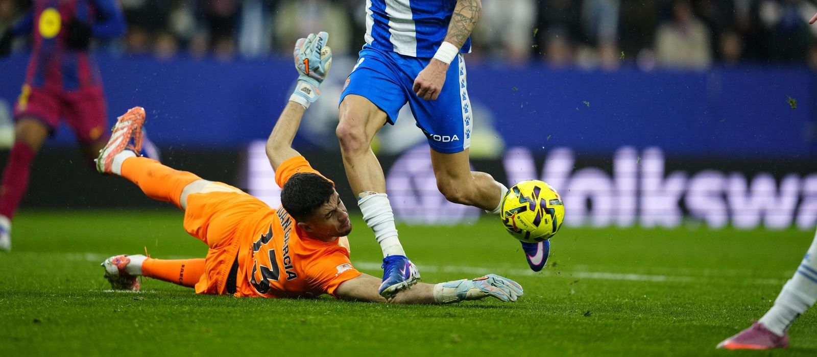 Joan García, gran protagonista del partido, le saca un balón increíble a Roberto.