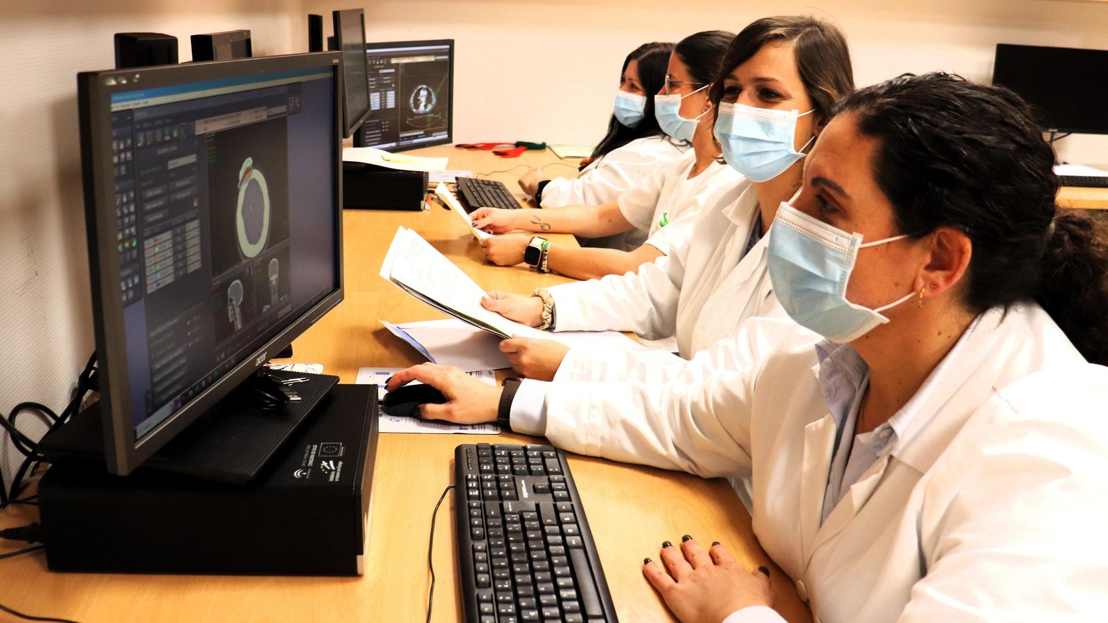 Oncólogos, físicos y técnicos de Radioterapia planificando y valorando los tratamientos.