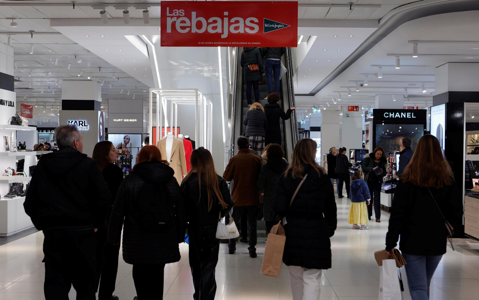 Varias personas entran en El Corte Inglés en período de rebajas