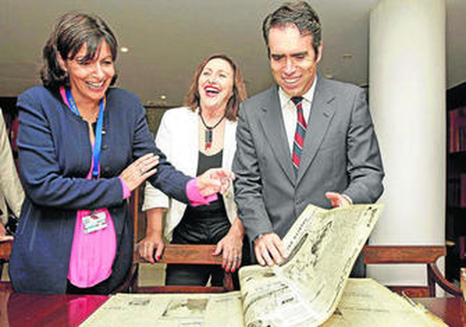 Anne Hidalgo sonríe ante el Diario de Cádiz del día de su nacimiento, con María Jesús Castro y Rafael Navas.