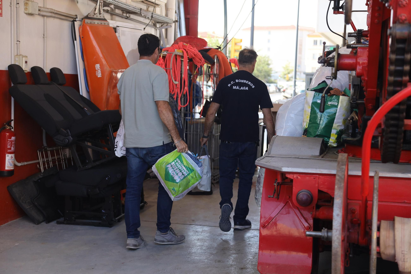 Donaciones en los parques de bomberos de Málaga para Valencia